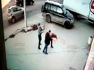 a man smashed the heads of two guys with a club in kaluga