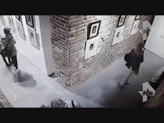 video of the girl ruined the painting of salvador dali, trying to take a selfie with her.