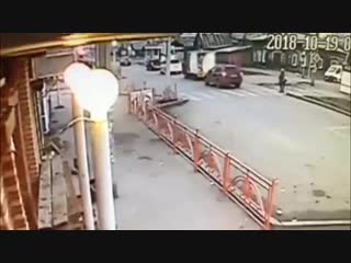 shocking video of an accident in irkutsk, a car hit a woman with a 4-year-old teen at a pedestrian crossing