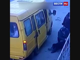 in the kuban, the driver of the minibus left a passenger on the side of the road, who became ill